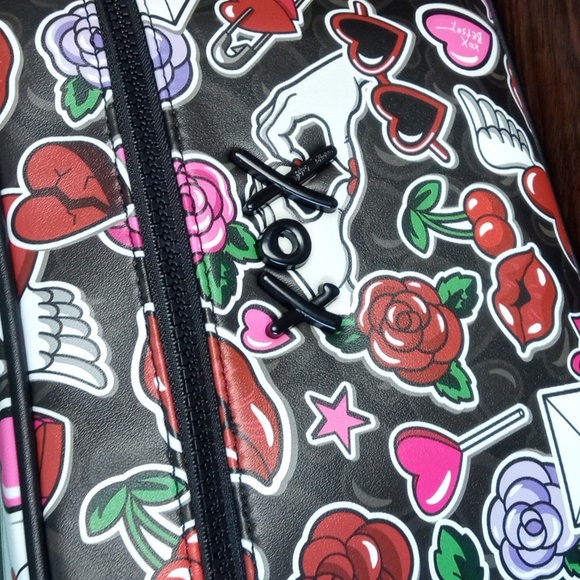 NEW Betsey Johnson Heart & Rose Cosmetic Train Case Bag Set - Picture 2 of 6